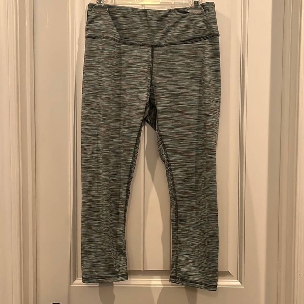 Green and grey cropped leggings